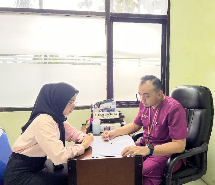 TELITI: Dokter spesialis mata RSD dr Soebandi, dr Bimanda Rizki Nurhidayat SpM (kanan), memeriksa mata pasiennya yang mengalami gangguan. DOKUMENTASI BIMA