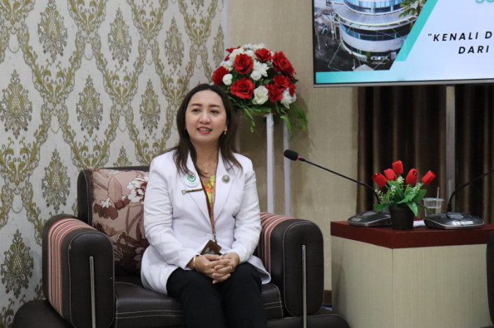 SERIUS: Dokter gigi dan spesialis penyakit mulut RSD dr Soebandi Jember, drg Lani Berlina Talahatu SpPM, menjelaskan HIV/AIDS dalam J-Ngepods, kemarin (5/7). DOK RSD dr SOEBANDI