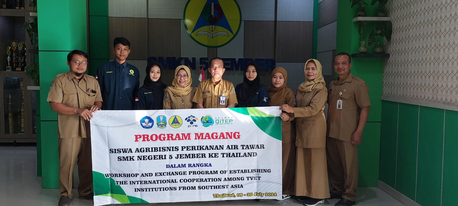 SIAP SERAP ILMU: Kacabdin dan Kepala SMKN 5 Jember melepas guru dan siswa SMKN 5 Jember yang akan dikirim ke Thailand.
