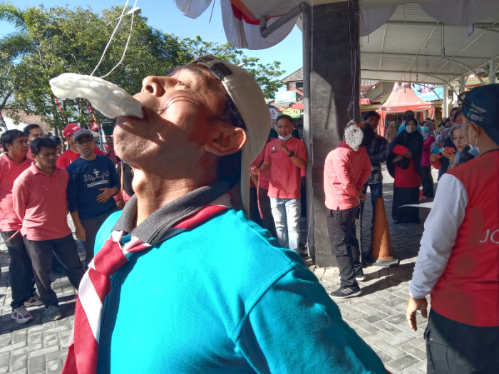 SERU: beberapa bapak-bapak tampak antusias mengikuti lomba makan kerupuk di salah satu instansi di Bondowoso.