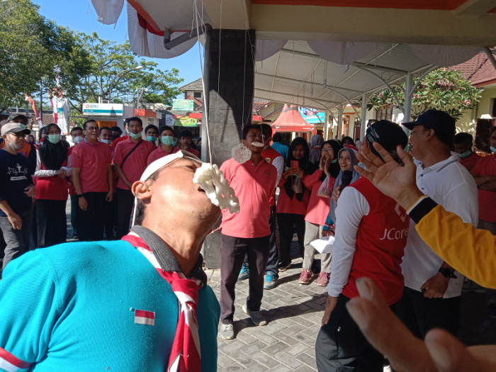 KOMPETITIF: Meski santai, para peserta juga tetap berlaku kompetitif.