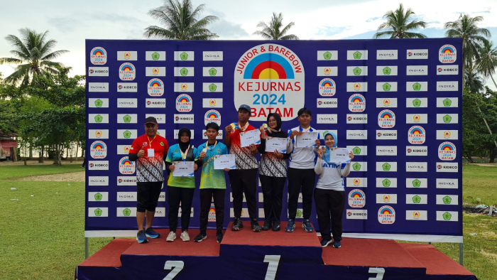 LATIHAN: Ahmad Riza Musthafa Kamal (nomor dua sebelah kanan) memperoleh medali perunggu pada Kejuaraan Nasional di Batam, Kepulauan Riau. PERPANI JEMBER