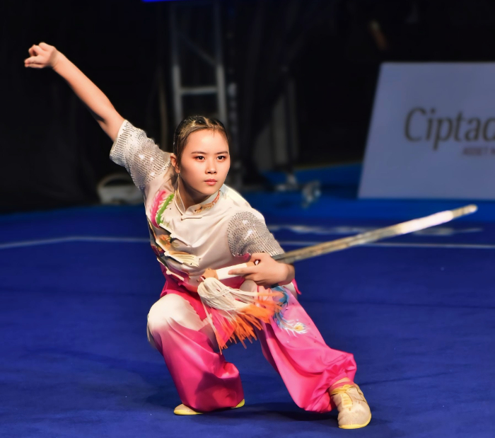 UNJUK SKIL : Jessie Djalimin peraih medali emas kelas Jian Shu Putri pada Kejuaraan Nasional (Kejurnas) Wushu&nbsp;yang berlangsung di GOR Tennis Indoor, Kompleks GBK Senayan, Jakarta. (WI Jember)