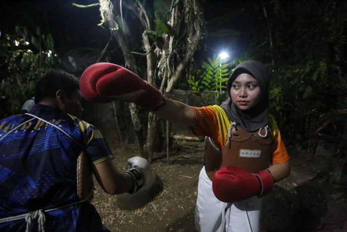 SIAPKAN FISIK: Atlet shorinji kempo, Annisa Abdillah dan Daffa Rayya, melakukan pemantapan menjelang Porseni XIV yang akan digelar di Politeknik Negeri Malang, pertengahan Juli mendatang. YULIO FA/RA