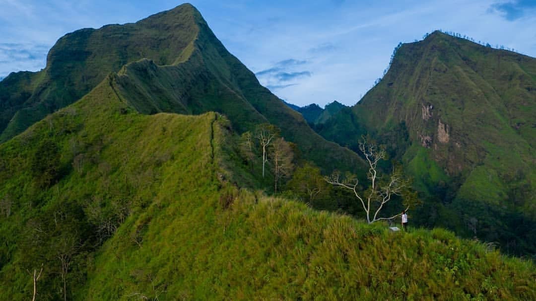 Penampakan Puncak Piramid Gunung Argopuro di Bondowoso (foto: instagram @gunungpiramidbondowoso)