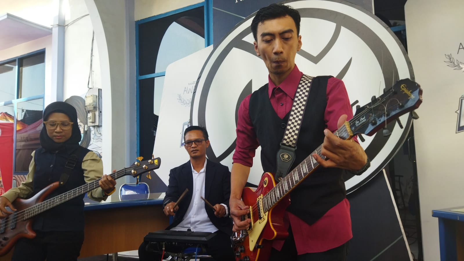 Halcyon Band tampil saat pembukaan MWE Radar Jember