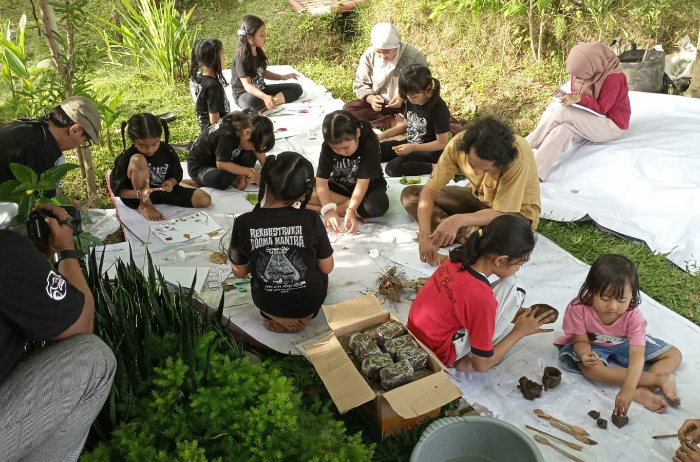 BERSAHABAT DENGAN ALAM: Liburan sekolah diisi dengan berbagai aktivitas di luar ruangan agar anak-anak tidak alami kecanduan gadget. YULIO FA/RADAR JEMBER