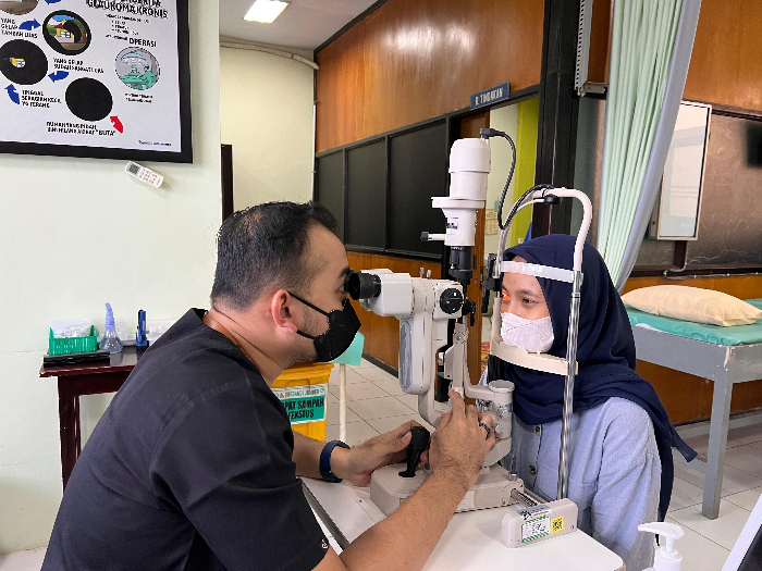 INTENSIF: Dokter spesialis mata RSD dr Soebandi Jember dr Bimanda Rizki Nurhidayat SpM (kanan) memeriksa mata pasiennya yang mengalami masalah. DOKUMENTASI BIMA