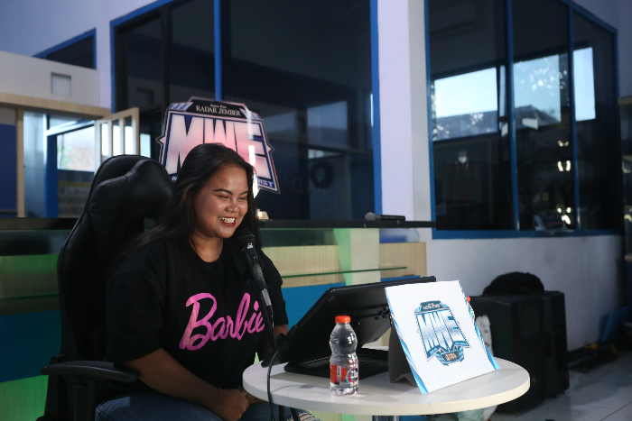 AMATI PERTANDINGAN: Defasya Miranti Ibone tampil mengesankan saat menjadi caster dalam MWE Amateur Season 1 Jawa Pos Radar Jember, Jumat (13/7) malam. YULIO FA/RADAR JEMBER