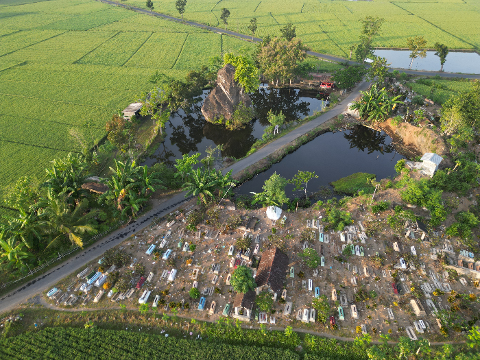 KEREN BANGET: Gumuk Pecah di Desa Karang Duren, Kecamatan Balung ini terus dikenal banyak orang karena mirip arena pertarungan game Mobile Legends. YULIO FA/RADAR JEMBER