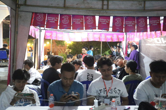PERTARUNGAN KETAT: Tim saling adu kekuatan saling serang turret lawan dalam pertandingan MWE Amateur League Season I di halaman kantor Jawa Pos Radar Jember. YULIO FA/RADAR JEMBER