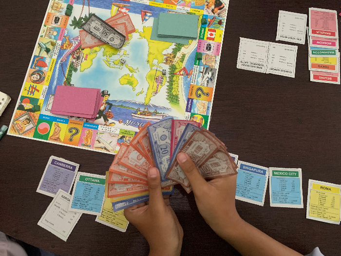 ASAH SKILL: Permainan monopoli ini bisa juga untuk mengasah otak karena harus memainkan strategi. ADE APRIYANIS/RADAR JEMBER