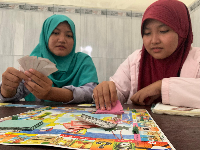 BISA SANTAI: Nur Agisty dan  Zulfatus Sa&rsquo;adah bermain monopoli, di Lumajang. ADE APRIYANIS/RADAR JEMBER