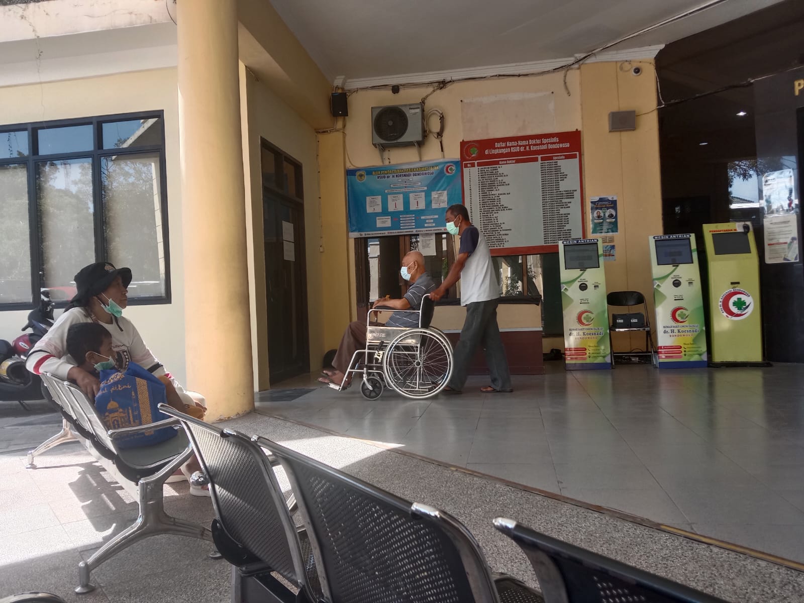 PELAYANAN PRIMA: Pasien atau keluarga pasien bisa antre via aplikasi Mobile JKN agar tidak terlalu lama menunggu antrean di ruang tunggu Poliklinik RSUD dr H Koesnadi Bondowoso