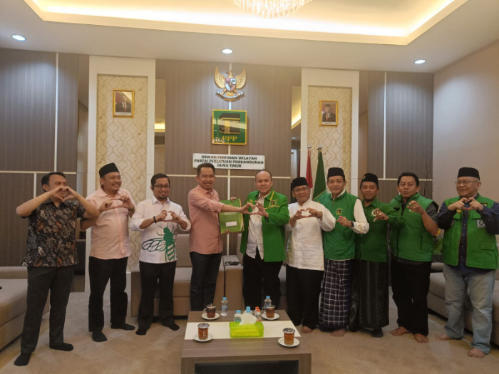 JEMPUT REKOM: Fawait (kemeja merah muda) saat menerima surat rekomendasi dari PPP, Sabtu lalu (13/7). PPP RADAR JEMBER