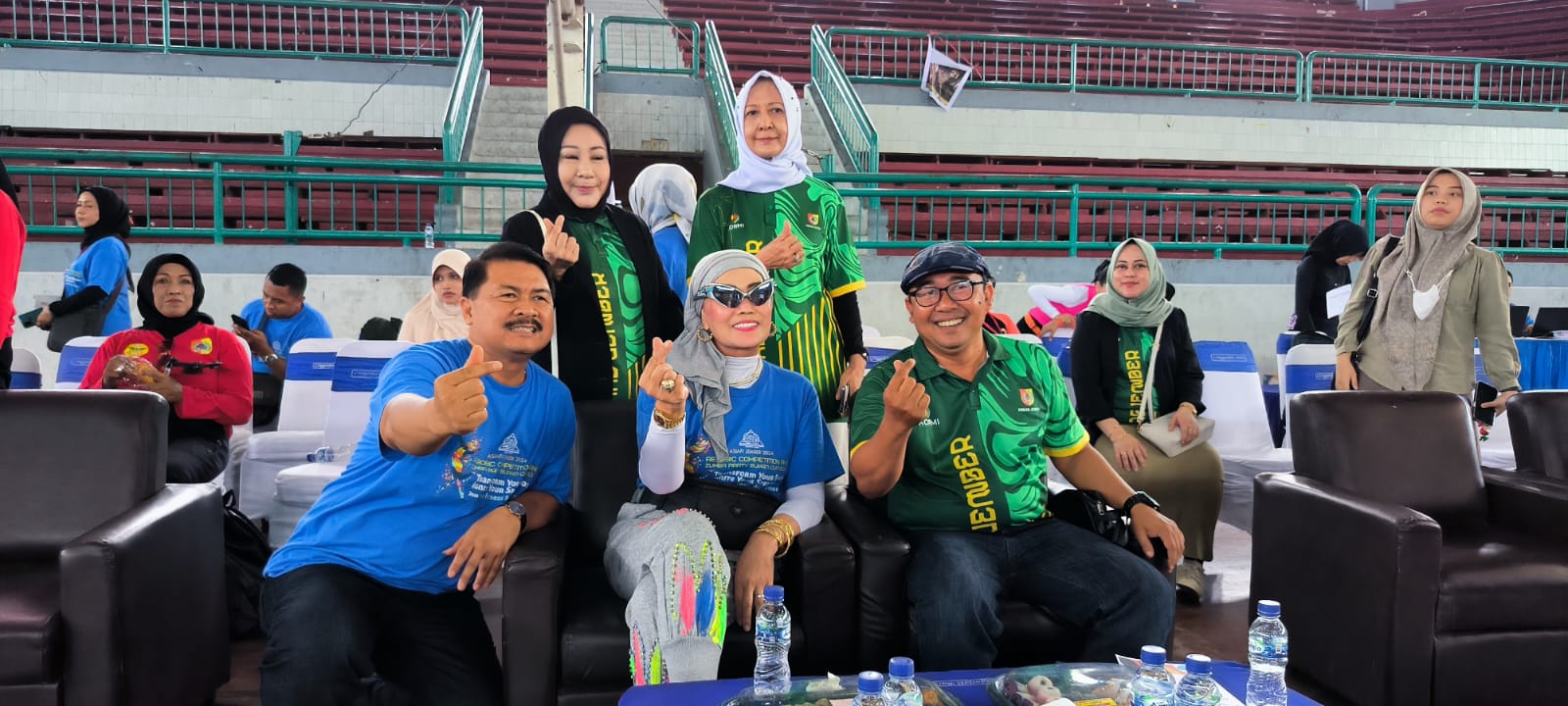 berfoto bersama dengan Ketua TP PKK Jember Kasih Fajarini