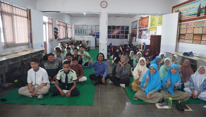 BERBAGI ILMU: Siswa SMA Al-Furqon berfoto bersama tim Jawa Pos Radar Jember yang memberikan ilmu jurnalistik.