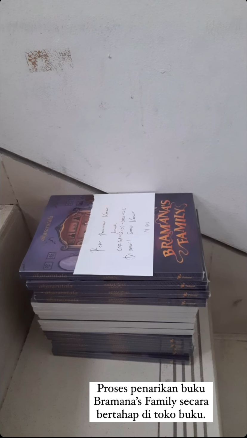 proses penarikan buku #justicefornova (Sumber Foto: Postingan Akun Instagram @akararutalaa)