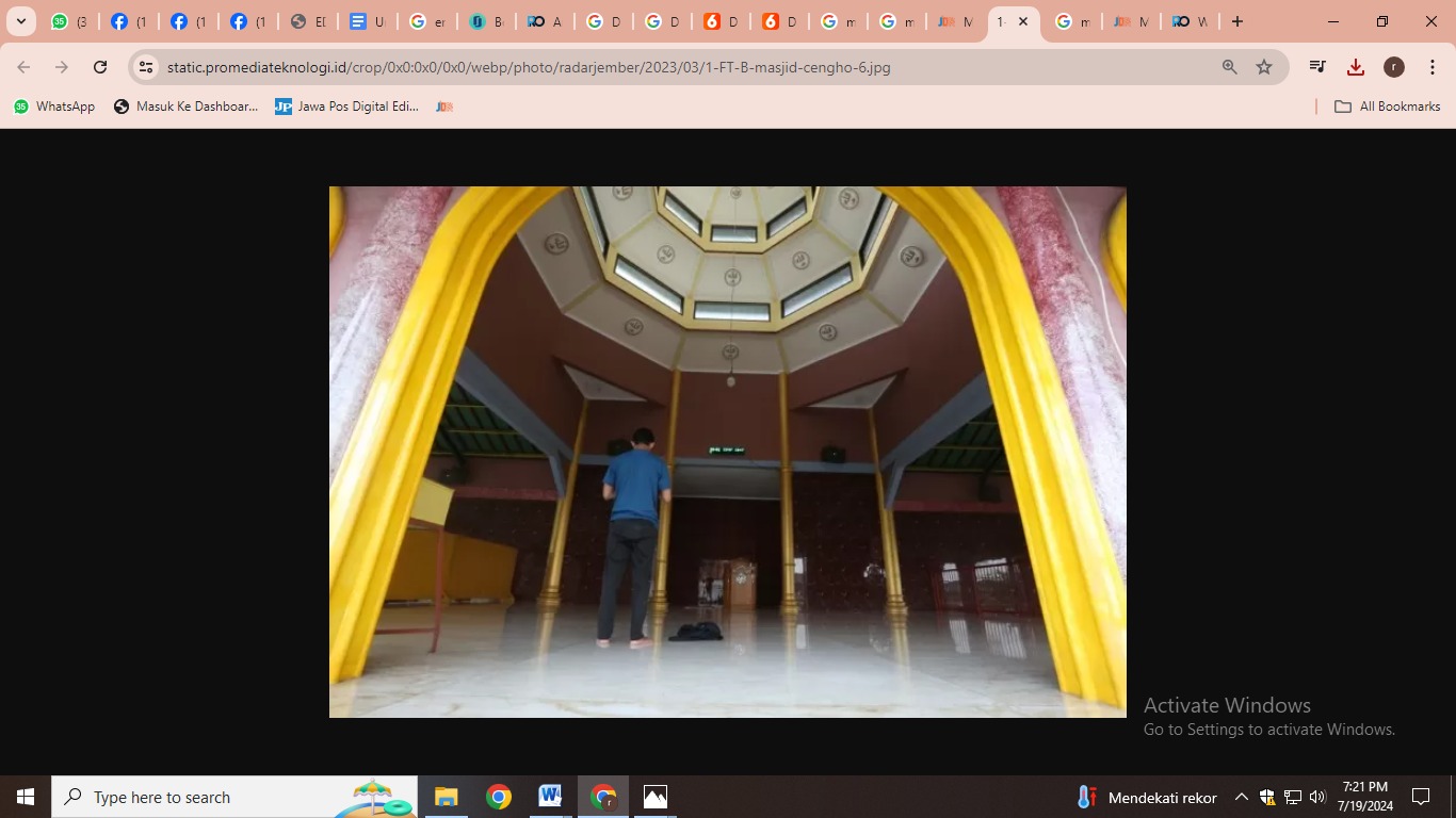 tampak dari dalam warga sholat duhur di di Masjid Cengho Jember (Dwi Siswanto/Radar Jember)