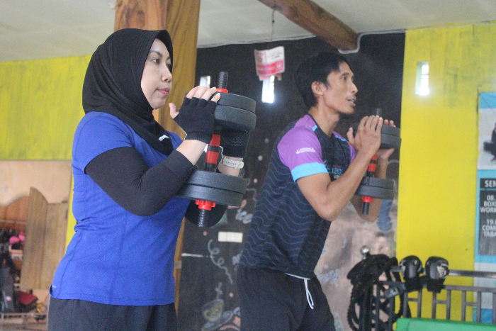 BERAGAM: Potret beberapa variasi gerakan gabungan yang dilakukan pegiat olahraga di Lestari Club Lumajang. MUHAMMAD HASBI/RADAR SEMERU