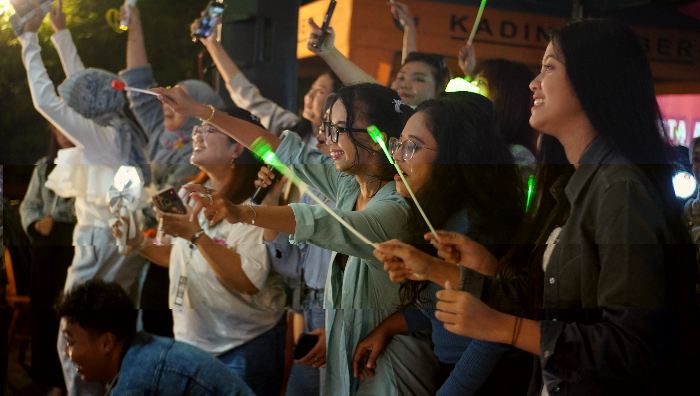 SERU: Member fanbase K-Pop karaoke bersama di kantor Jawa Pos Radar Jember, kemarin (20/7). YULIO FA/RADAR JEMBER