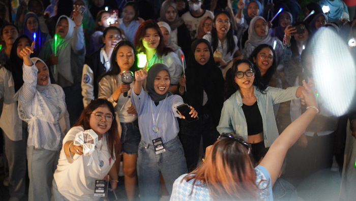 KOPDAR: Komunitas Multifandom K-Pop Jember memeriahkan Ultah ke-25 Jawa Pos Radar Jember. YULIO FA/RADAR JEMBER