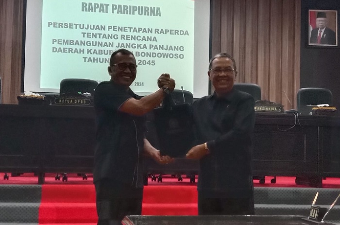 KOMPAK : Ketua DPRD Kabupaten Bondowoso Haji Ahmad Dhafir dan PJ Bupati Bambang Soekwanto menunjukkan Naskah Persetujuan Bersama Raperda RPJPD Bondowoso 2025-2045.