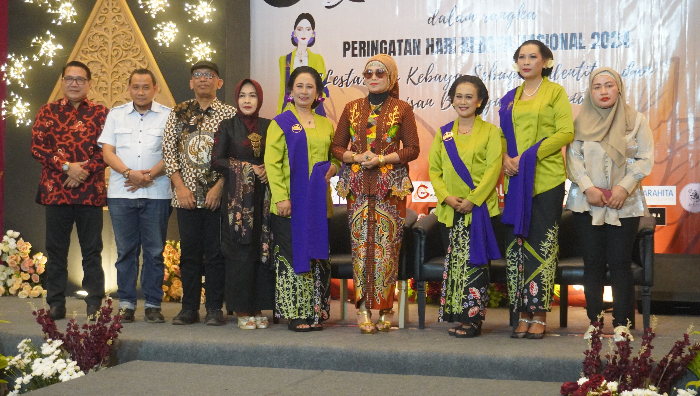 KEREN-KEREN: Pakaian kebaya jarang dipakai anak-anak muda zaman sekarang. Kemarin, banyak ibu-ibu yang memperingatinya di salah satu hotel, di Jember. YULIO FA/RADAR JEMBER