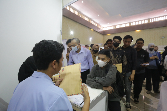 LOWONGAN: Sejumlah calon tenaga kerja mengantre untuk menyerahkan berkas lamarannya kepada perusahaan saat job fair, tahun lalu. AZZQAL AZQIYA&rsquo;/RADAR JEMBER