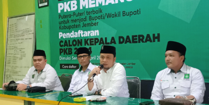 SIAP RAMAIKAN PKB: Ketua DPC PKB Jember Ayub Junaidi memberi penjelasan mengenai arah PKB terkait Pilkada Jember. MAULANA/RADAR JEMBER