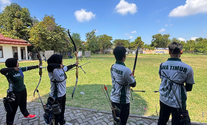 KEREN: Rafif Rajilmahasin, atlet panahan yang mewakili Jawa Timur untuk mengikuti PON XXI Aceh-Sumut sedang berlatih di Pemusatan Latihan Surabaya. PERPANI JEMBER