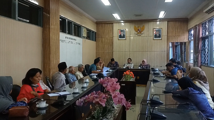 JADWALKAN RAPAT SUSULAN: Gedung DPRD seusai didatangi warga. Berselang dua hari, pada Rabu (24/7) kemarin, giliran PT KAI Daop 9 Jember dipanggil. Namun, pihak KAI tidak datang. MAULANA/RADAR JEMBER