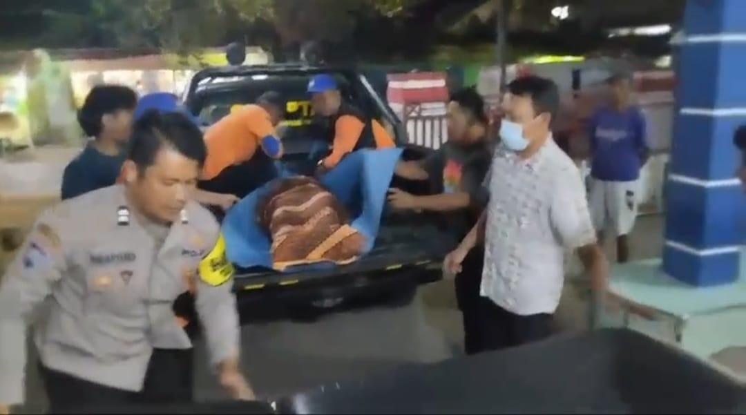 EVAKUASI: Anggota Polsek Ambulu bersama personil SAR Rimba Laut melakukan evakuasi mahasiswa UINSA Surabaya yang ditemukan meninggal karena tenggelam di Pantai Payangan, Jember, Jatim. (foto: Polsek)