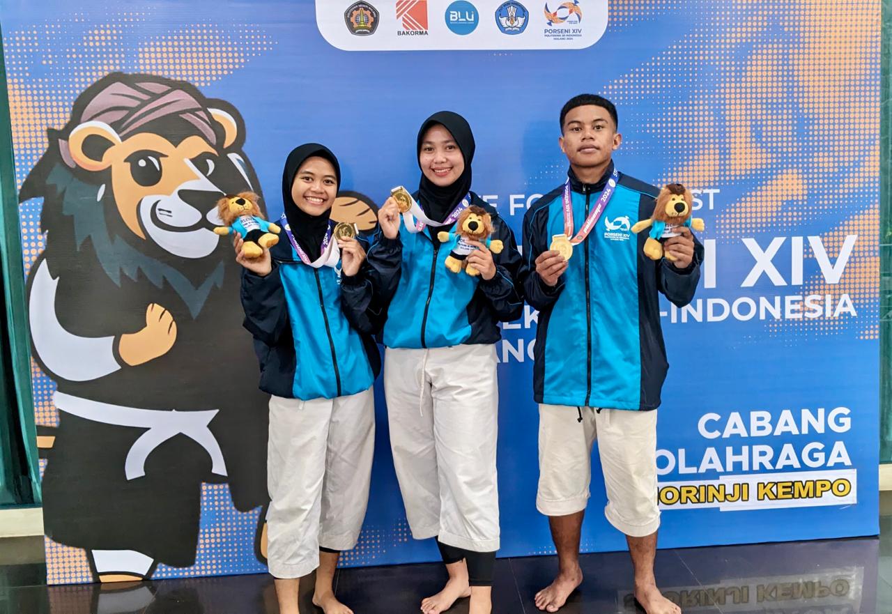 UNJUK GIGI: Atlet kempo dari Polije, dari kiri Rahma meraih medali emas, Annisa mendapatkan meraih perak, dan Daffa mengantongi medali perunggu di Porseni XIV di Polinema Malang.&nbsp;&nbsp;