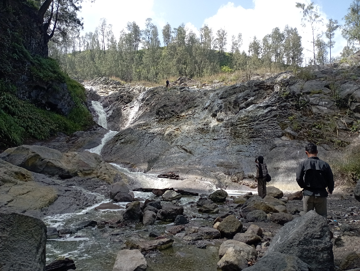 UNDAKAN TEBING: Kemiringan air terjun ini tidak mencapai 99 derajat. Air terjun ini mengalir di antara undakan tebing. HILMI BASKORO/RADAR IJEN