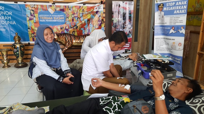 SOSIAL:Pegawai Diskoperindag Bondowoso saat melakukan donor darah, kemarin (1/8)