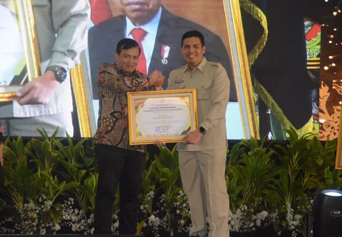 Pj Bupati Bondowoso Terima penghargaan dari Kemenkumham Jatim