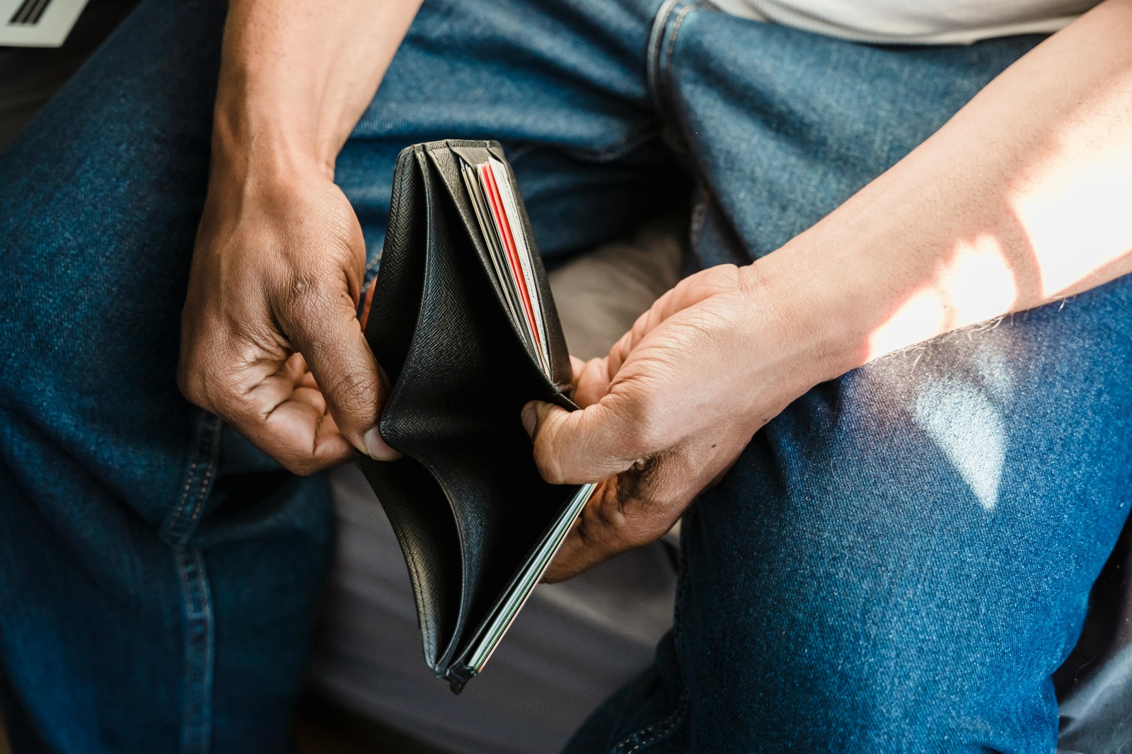 Ilustrasi dompet bolong atau kantong bolong (Foto: Nicola Barts/pexels.com)
