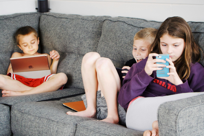 Anak bermain gadget (Foto: Jessica Lewis/Pexels.com)