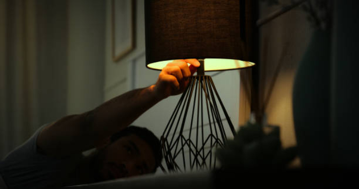 Ilustrasi tidur dengan lampu mati (Foto: iStock)