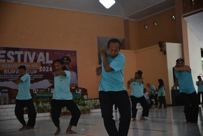 OLAH PERNAPASAN: Peserta dari 13 kabupaten di Jawa Timur melakukan gerakan jurus pernapasan dalam kegiatan Festival Kebugaran SN di Gedung KAUJE Universitas Jember, M ADHI SURYA/RADAR JEMBER