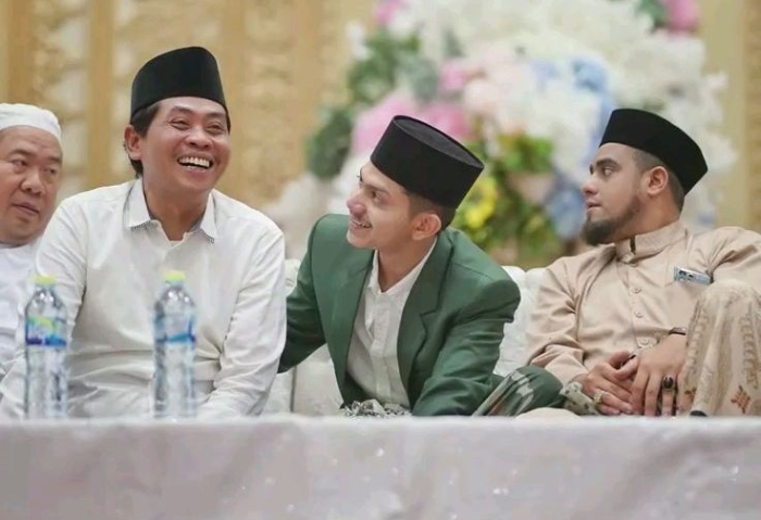 Kiai Anwar dengan Habib Zaidan berkumpul dalam suatu acara (Pinterest)