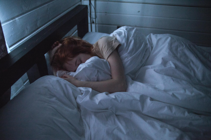 Tidur menghadap pintu. Sumber foto: Ivan Oboleninov/Pexels.com