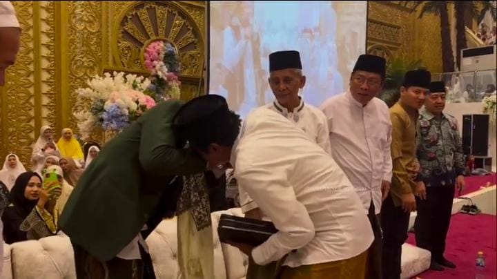 Momen Abah Anza dan Habib Zaidan saling cium tangan (Screenshot instagram (@abahanza_official))