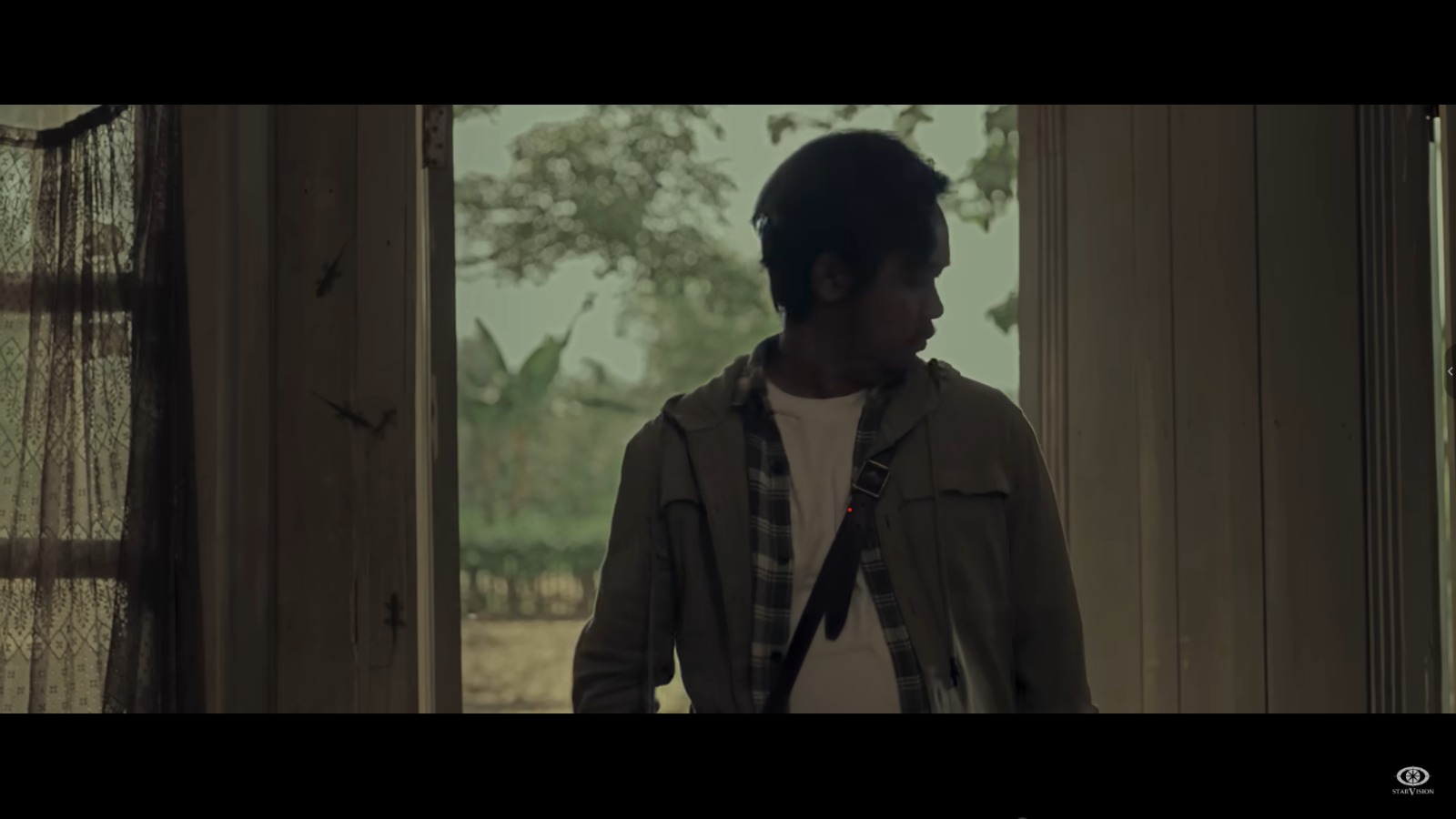 Misteri kejatuhan cicak film Rumah Dinas Bapak. Sumber foto: Tangkap layar YouTube StarVisionPlus