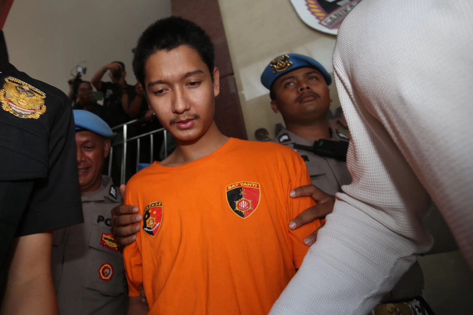 Tersangka KDRT terhadap selebgram Cut Intan Nabila kenakan baju oranye dan dihadirkan saat konferensi pers. Foto: Jawa Pos