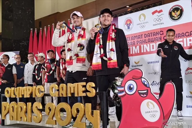 Senyum sumringah Vedrriq Leonardo dan Rizki Juniansyah memperlihatkan medali emas yang mereka perolah. Foto: ANTARA