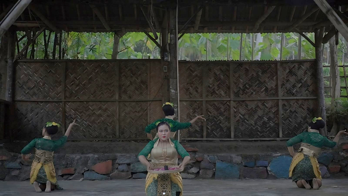 UNJUK PENAMPILAN: Komunitas Teras Unej menunjukkan karya seni Tari Karuwatan, di Pasar Lumpur Tanoker, Desa Sumberlesung, Kecamatan Ledokombo, Selasa, (13/8). (KOMUNITAS TERAS)