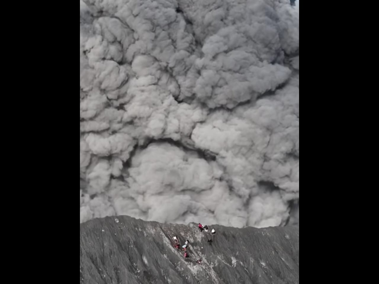 Tangkapan layar saat belasan pendaki berhamburan menghindari letusan Gunung Dukono. Foto: Instagram @anak_esa