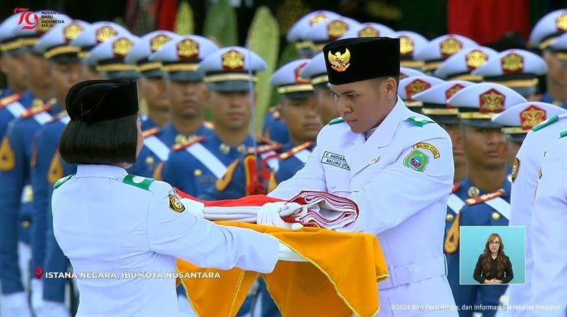 Fifandra Ardiansyah Daud saat bertugas menjadi penerima bendera pusaka. Foto: Tandaseru